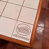 Tavolo in legno massello e piastrelle Cottoveneto