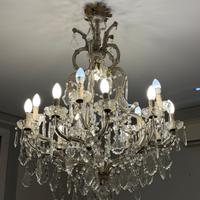 Elegante lampadario in cristallo stile classico