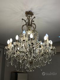 Elegante lampadario in cristallo stile classico