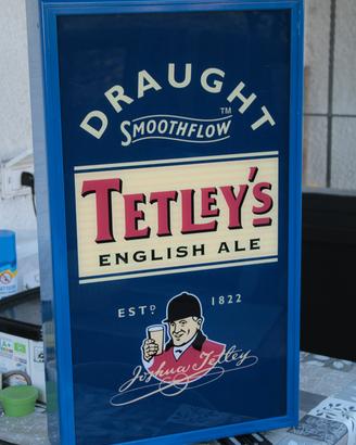 Insegna luminosa Tetley's