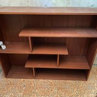 Mobile in legno con staffe per fissaggio a parete