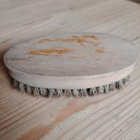 Antica spazzola in legno