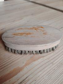Antica spazzola in legno
