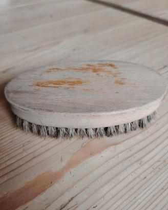 Antica spazzola in legno
