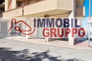 Pluri vetrine locale fronte strada