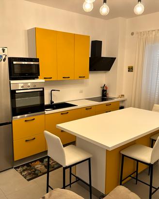 Cucina lineare con isola