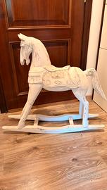 Cavallo a dondolo Shabby