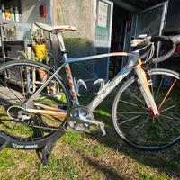 Bici corsa, telaio in carbonio, marca Fuji