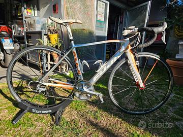 Bici corsa, telaio in carbonio, marca Fuji