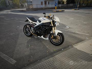 Trumph speed triple 1050 con caschi scorpion