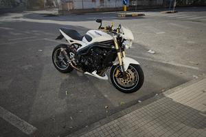 Trumph speed triple 1050 con caschi scorpion