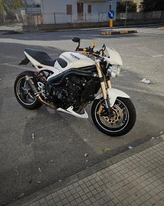 Trumph speed triple 1050 con caschi scorpion