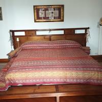 Letto stile giapponese in legno massello.