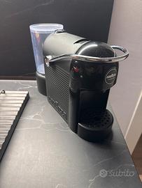 Macchina del caffe a modo mio