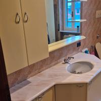 arredamento bagno con lavabo rubinetto specchio 