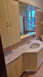 arredamento bagno con lavabo rubinetto specchio 