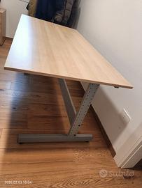 Scrivania 1,60cm  lunghezza larga 80 cm