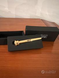 Fermacravatte dorato Gianfranco Ferrè