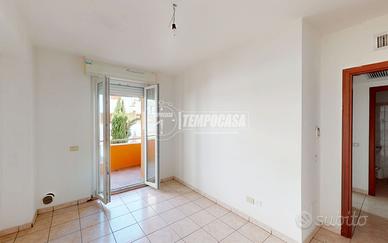 SECONDO PIANO CON BALCONE A DUE PASSI DAL MARE