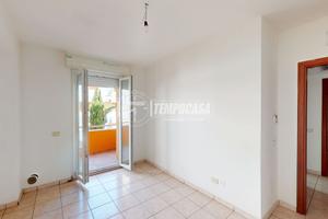 SECONDO PIANO CON BALCONE A DUE PASSI DAL MARE