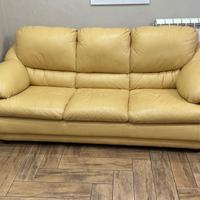 Divano  in pelle giallo