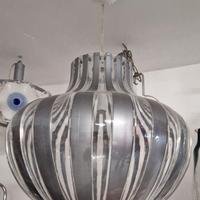 lampadario in plexiglass bianco e grigio