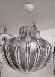 lampadario in plexiglass bianco e grigio