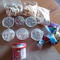 Materiale fai da te creativo: strass, ciondoli...