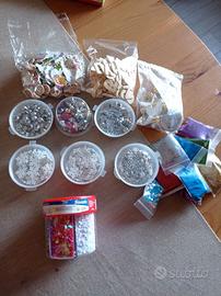 Materiale fai da te creativo: strass, ciondoli...