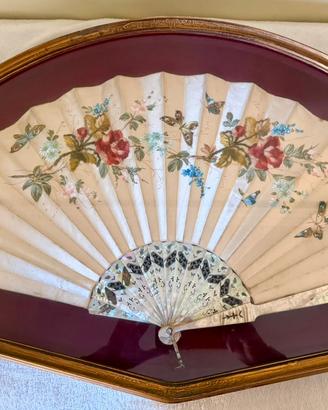 Vebtaglio in madreperla ricamato e dipinto