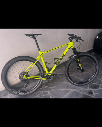 Giant “full carbonio” uata pochissimo!