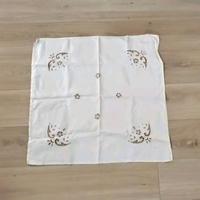 Elegante tovaglia in lino con un mo