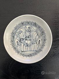 Piatto di porcellana Dinastia Ming, XIV/XV secolo