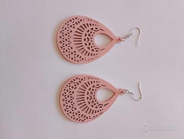 Orecchini boho in legno rosa traforati stile etnic