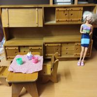 Cucina in legno, sedie, set da tè - omaggio Barbie