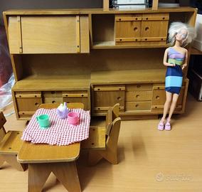 Cucina in legno, sedie, set da tè - omaggio Barbie