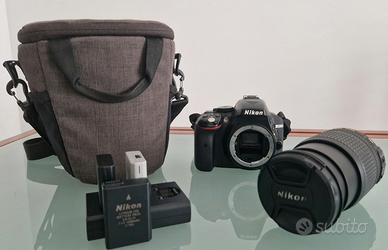 Nikon D5300 + obiettivo + 3 batterie e borsa