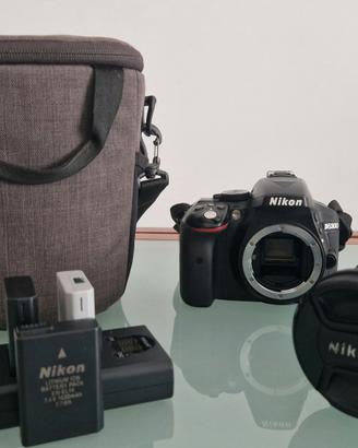 Nikon D5300 + obiettivo + 3 batterie e borsa