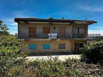 Fabbricato su tre livelli con corte privata