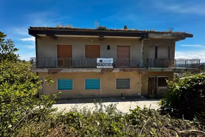 Fabbricato su tre livelli con corte privata