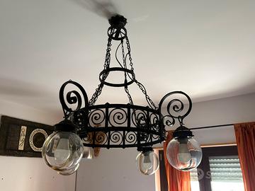 Lampadario in ferro battuto fatto a mano