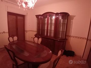 Sala da pranzo completa in stile classico
