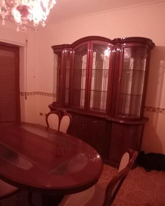 Sala da pranzo completa in stile classico