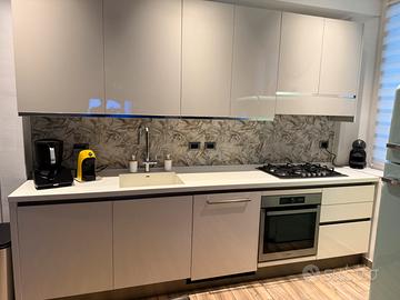 Cucina Laccata e piano in corian