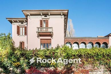 Villa di 804 m² con più di 5 locali e box auto a V