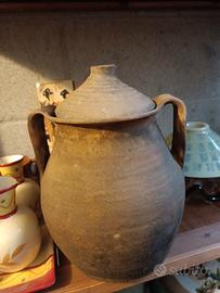 vaso antico o contenitore in terracotta 