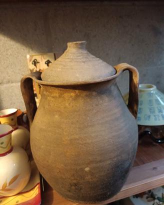 vaso antico o contenitore in terracotta 