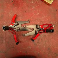 pedane arretrate regolabili per Triumph street tri