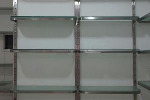 Arredo negozio acciaio e vetro temperato