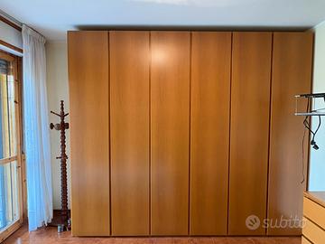 Armadio in legno per camera da letto